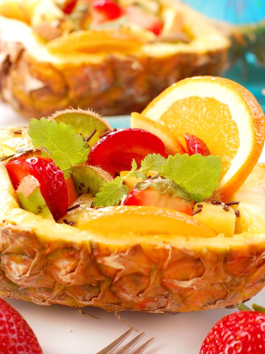 Salade de fruits servie dans un ananas